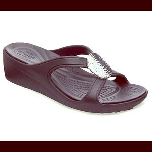 Sanrah Hammered Circle Wedge Sandal Crocs